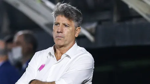 BRAGANCA PAULISTA, BRAZIL - OCTOBER 06: Renato Gaucho head coach of Flamengo looks on during a match between Red Bull Bragantino and Flamengo as part of Brasileirao Series A at Nabi Abi Chedid on October 06, 2021 in Braganca Paulista, Brazil. (Photo by Alexandre Schneider/Getty Images)