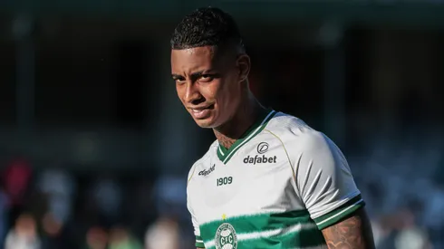 Foto: Robson Mafra/AGIF - Alef Manga: afastado do elenco do Coritiba