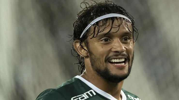 RJ - Rio de Janeiro - 03/10/2022 - BRASILEIRO A 2022, BOTAFOGO X PALMEIRAS - Gustavo Scarpa jogador do Palmeiras comemora seu gol durante partida contra o Botafogo no estadio Engenhao pelo campeonato Brasileiro A 2022. Foto: Jorge Rodrigues/AGIF