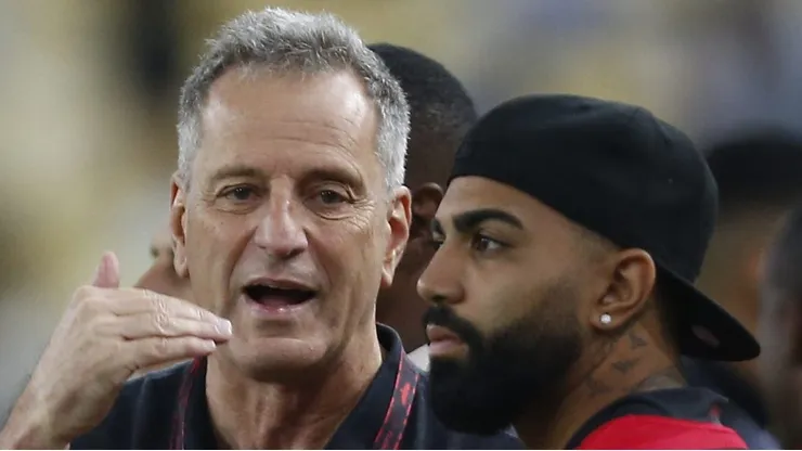 RIO DE JANEIRO, BRAZIL - JUNE 5: Rodolfo Landim President of Flamengo talks to Gabriel Barbosa of Flamengo during the match between Vasco da Gama and Flamengo as part of Brasileirao 2023 at Maracana Stadium on June 5, 2023 in Rio de Janeiro, Brazil. (Photo by Wagner Meier/Getty Images)