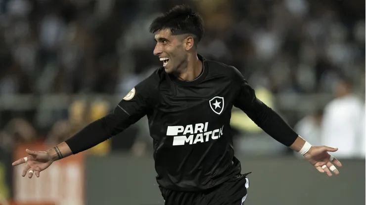 Foto: Jorge Rodrigues/AGIF - Di Placido jogador do Botafogo comemora seu gol durante partida contra o Bragantino no estadio Engenhao pelo campeonato Brasileiro A 2023.