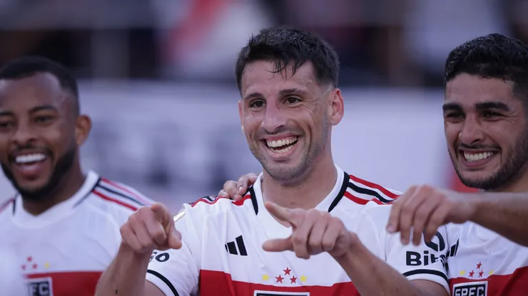 SP - SAO PAULO - 16/07/2023 - BRASILEIRO A 2023, SAO PAULO X SANTOS - Calleri jogador do Sao Paulo comemora seu gol durante partida contra o Santos no estadio Morumbi pelo campeonato Brasileiro A 2023. Foto: Ettore Chiereguini/AGIF
