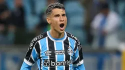 Ferreira é o atual dono da camisa 10 do Grêmio, que vai atrás de meia argentino na janela