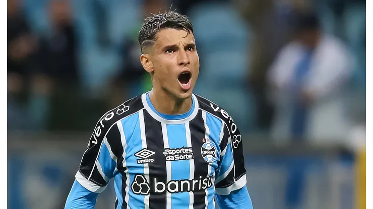 Ferreira é o atual dono da camisa 10 do Grêmio, que vai atrás de meia argentino na janela