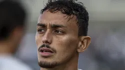 SANTOS, BRAZIL - AUGUST 25: Diego Pituca of Santos looks on prior to a match between Santos and Fortaleza for the Brasileirao Series A 2019 at Vila Belmiro Stadium on August 25, 2019 in Santos, Brazil. (Photo by Miguel Schincariol/Getty Images)