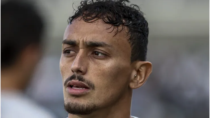 SANTOS, BRAZIL - AUGUST 25: Diego Pituca of Santos looks on prior to a match between Santos and Fortaleza for the Brasileirao Series A 2019 at Vila Belmiro Stadium on August 25, 2019 in Santos, Brazil. (Photo by Miguel Schincariol/Getty Images)