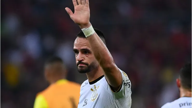 RIO DE JANEIRO, BRAZIL - AUGUST 09: Renato Augusto of Corinthians gestures as he leaves the pitch after losing a Copa Libertadores quarter final second leg match between Flamengo and Corinthians at Maracana Stadium on August 9, 2022 in Rio de Janeiro, Brazil. (Photo by Andre Borges/Getty Images)