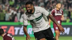 Foto: Robson Mafra/AGIF - Diogo Oliveira: centroavante marcou em estreia pelo Coxa