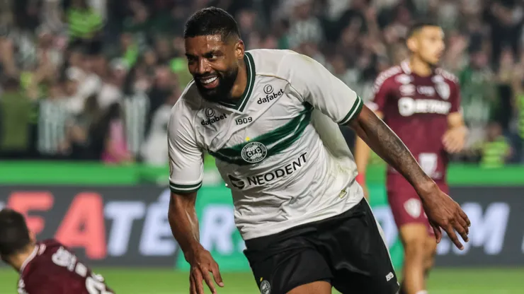 Foto: Robson Mafra/AGIF - Diogo Oliveira: centroavante marcou em estreia pelo Coxa