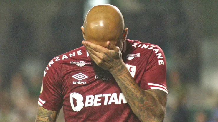 PR - CURITIBA - 24/07/2023 - BRASILEIRO A 2023, CORITIBA X FLUMINENSE - Felipe Melo jogador do Fluminense lamenta chance perdida durante partida contra o Coritiba no estadio Couto Pereira pelo campeonato Brasileiro A 2023. Foto: Gabriel Machado/AGIF