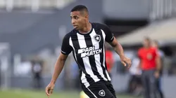 Foto: Abner Dourado/AGIF - Victor Sa, jogador do Botafogo, durante partida contra o Santos no estadio Vila Belmiro pelo campeonato Brasileiro A 2023.