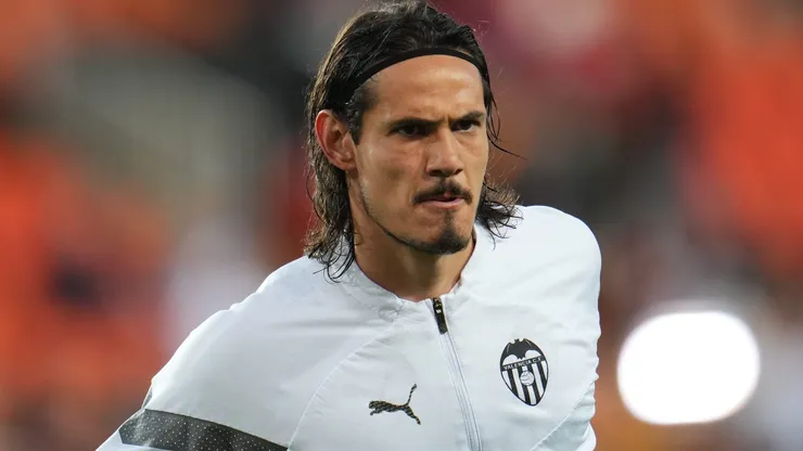 VALENCIA, SPAIN - APRIL 03: Edinson Cavani of Valencia CF warms up prior to the LaLiga Santander match between Valencia CF and Rayo Vallecano at Estadio Mestalla on April 03, 2023 in Valencia, Spain. (Photo by Aitor Alcalde/Getty Images)