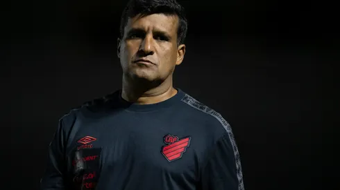 Foto: Jorge Rodrigues/AGIF - Wesley Carvalho: interino saiu em defesa de medalhão do Furacão