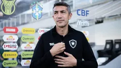 Foto: Abner Dourado/AGIF - Bruno Lage tecnico do Botafogo durante partida contra o Santos no estadio Vila Belmiro pelo campeonato Brasileiro A 2023.