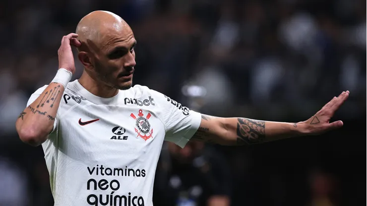 Foto: Ettore Chiereguini/AGIF - Fabio Santos, jogador do Corinthians durante partida contra o America-MG no estadio Arena Corinthians pelo campeonato Copa do Brasil 2023.