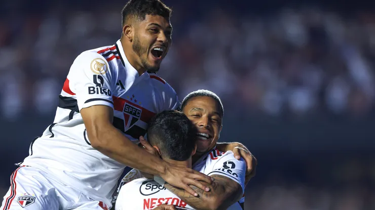 Foto: Marcello Zambrana/AGIF - David, jogador do Sao Paulo, comemora seu gol com jogadores do seu time durante partida contra o Santos no estadio Morumbi pelo campeonato Brasileiro A 2023.