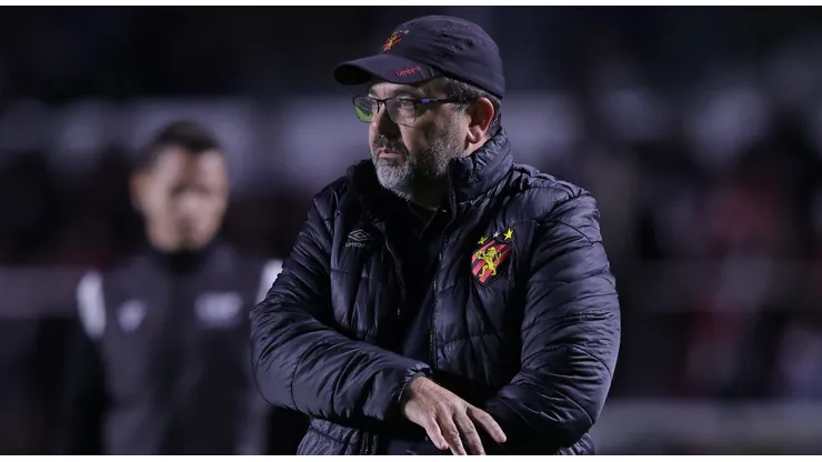 Enderson Moreira, técnico do Sport, durante partida contra o São Paulo no Morumbi pela Copa do Brasil 2023. Foto: Ettore Chiereguini/AGIF