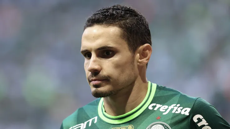 SP - SAO PAULO - 22/07/2023 - BRASILEIRO A 2023, PALMEIRAS X FORTALEZA - Raphael Veiga jogador do Palmeiras durante partida contra o Fortaleza no estadio Arena Allianz Parque pelo campeonato Brasileiro A 2023. Foto: Marcello Zambrana/AGIF