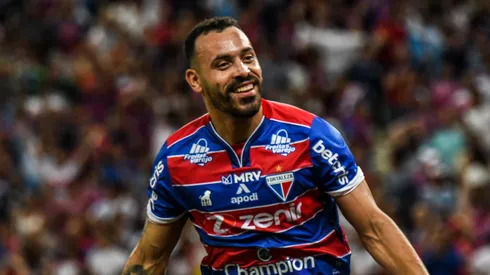 Moises, do Fortaleza, comemora seu gol durante partida contra o Vitória no Castelão pela Copa do Brasil 2022. Foto: Kely Pereira/AGIF