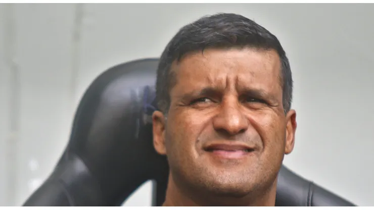 Wesley Carvalho, técnico do Athletico-PR, durante partida contra o Palmeiras na Arena da Baixada pelo Brasileiro A 2023. Foto: Gabriel Machado/AGIF