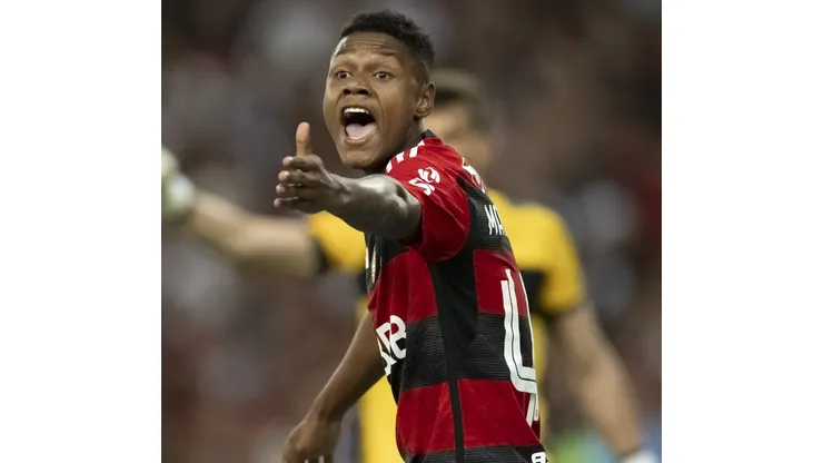 RJ - Rio de Janeiro - 05/03/2023 - CARIOCA 2023, FLAMENGO X VASCO - Matheus Franca jogador do Flamengo reclama com a arbitragem durante partida contra o Vasco no estadio Maracana pelo campeonato Carioca 2023. Foto: Jorge Rodrigues/AGIF