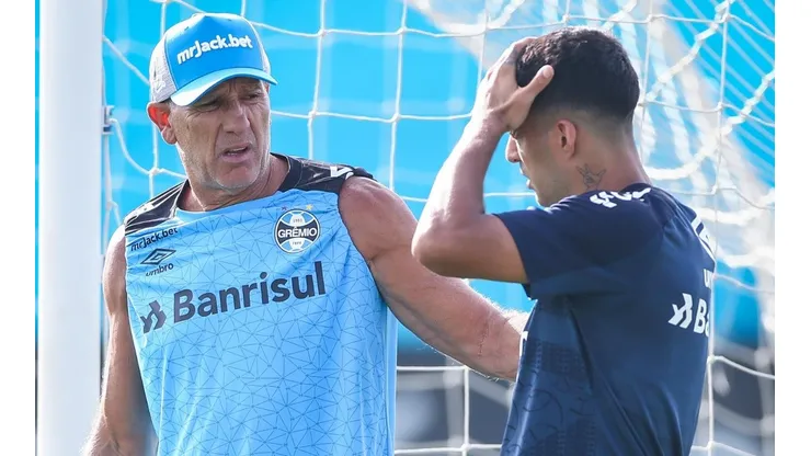 Foto: LUCAS UEBEL/GRÊMIO - Renato 'barrou' Suárez de jogo do Grêmio contra o Atlético-MG