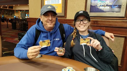 Roberto (esq.) e Samantha Gruber (dir.) na decisão de torneio de poker (Foto: Reprodução Twitter oficial South Point Poker Room @SPPokr)