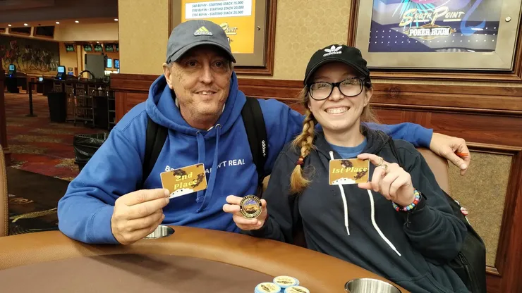 Roberto (esq.) e Samantha Gruber (dir.) na decisão de torneio de poker (Foto: Reprodução Twitter oficial South Point Poker Room @SPPokr)