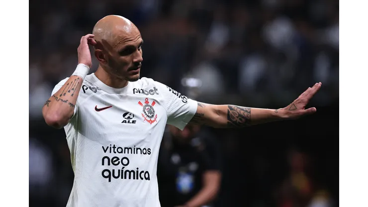 Fábio Santos é direto sobre possível proposta para saída de Roger Guedes do Corinthians