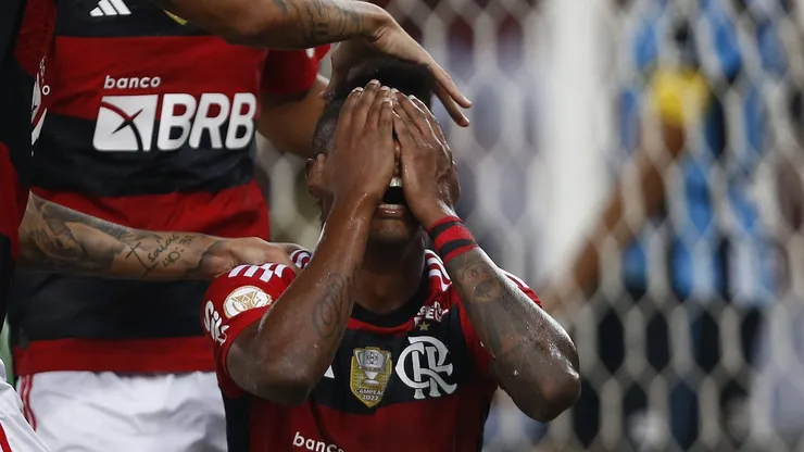 Photo by Wagner Meier/Getty Images - Bruno Henrique choca a torcida do Flamengo