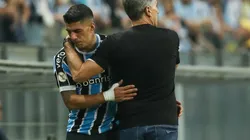 RS - PORTO ALEGRE - 21/05/2023 - BRASILEIRO A 2023, GREMIO X INTERNACIONAL - Renato Portaluppi tecnico do Gremio e Luis Suarez durante partida contra o Internacional no estadio Arena do Gremio pelo campeonato BRASILEIRO A 2023. Foto: Pedro H. Tesch/AGIF