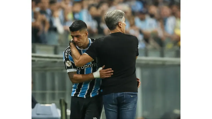 RS - PORTO ALEGRE - 21/05/2023 - BRASILEIRO A 2023, GREMIO X INTERNACIONAL - Renato Portaluppi tecnico do Gremio e Luis Suarez durante partida contra o Internacional no estadio Arena do Gremio pelo campeonato BRASILEIRO A 2023. Foto: Pedro H. Tesch/AGIF