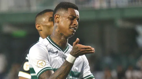 Alef Manga, do Coritiba, lamenta chance perdida durante partida contra o Santos no Couto Pereira pelo Brasileiro Série A 2023. Foto: Gabriel Machado/AGIF