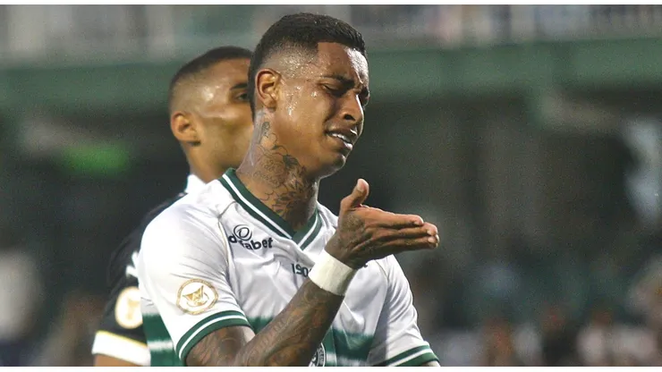 Alef Manga, do Coritiba, lamenta chance perdida durante partida contra o Santos no Couto Pereira pelo Brasileiro Série A 2023. Foto: Gabriel Machado/AGIF