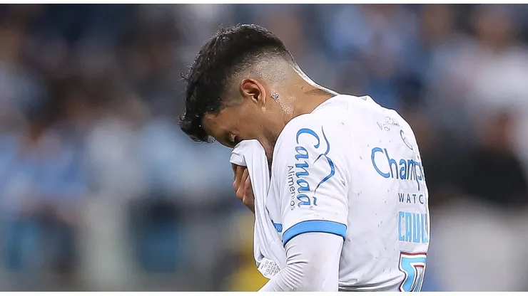 Cauly, do Bahia, lamenta chance perdida durante partida contra o Gremio na Arena do Gremio pela Copa do Brasil 2023. Foto: Pedro H. Tesch/AGIF