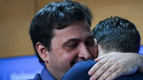 RS - Porto Alegre - 17/03/2023 - GREMIO - COLETIVA DE APOSENTADORIA DE LUCAS LEIVA - Alberto Guerra agradece e abraca Lucas Leiva Foto: Maxi Franzoi/AGIF