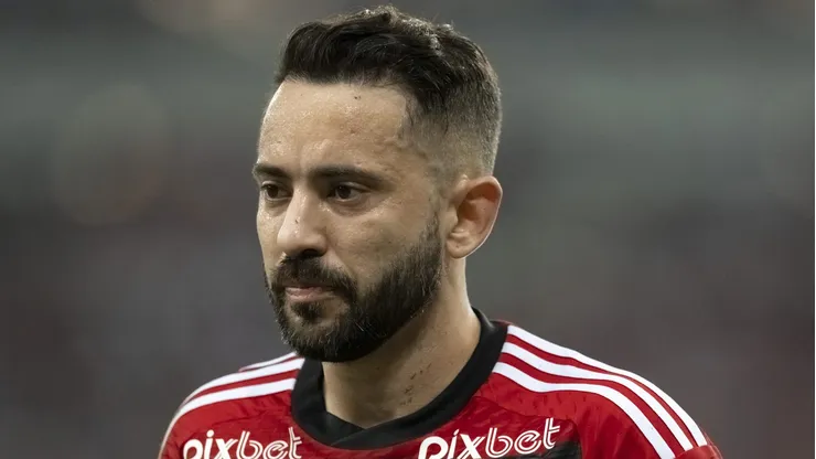 RJ - RIO DE JANEIRO - 08/06/2023 - LIBERTADORES 2023, FLAMENGO X RACING - Everton Ribeiro jogador do Flamengo durante partida contra o Racing no estadio Maracana pelo campeonato Libertadores 2023. Foto: Jorge Rodrigues/AGIF