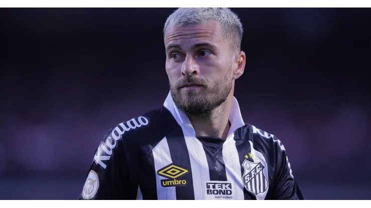 Foto: Ettore Chiereguini/AGIF - Lucas Lima é titular do Santos