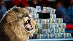 A "mordida do Leão" foi alta na premiação da WSOP (Foto: Montagem sobre imagem de Spenser Sembrant/PokerNews)