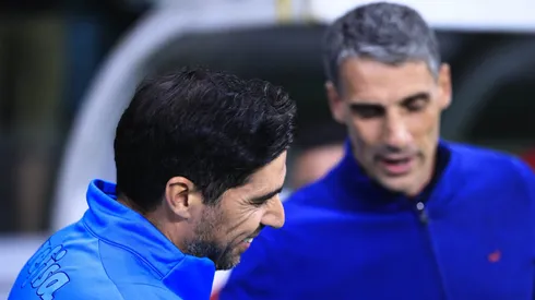 Abel Ferreira, técnico do Palmeiras, cumprimenta Vojvoda, técnico do Fortaleza, durante partida entre as equipes na Arena Allianz Parque pela Copa do Brasil 2023. Foto: Ettore Chiereguini/AGIF