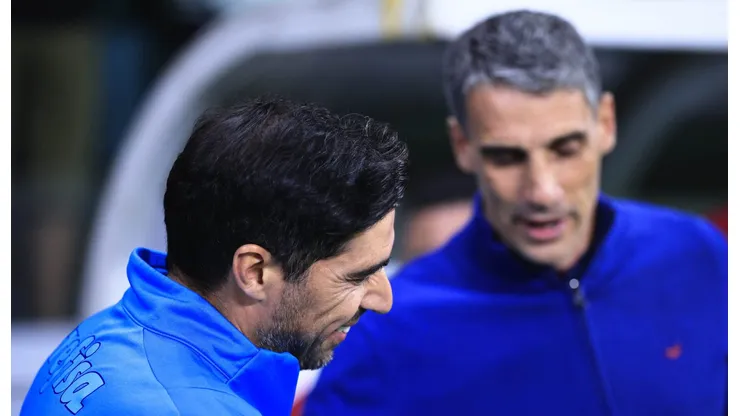 Abel Ferreira, técnico do Palmeiras, cumprimenta Vojvoda, técnico do Fortaleza, durante partida entre as equipes na Arena Allianz Parque pela Copa do Brasil 2023. Foto: Ettore Chiereguini/AGIF