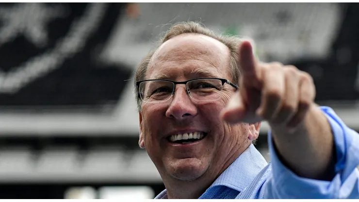 John Textor, acionista majoritario do Botafogo, antes da partida contra o Fluminense no estadio Engenhao pelo campeonato Brasileiro A 2022. Foto: Thiago Ribeiro/AGIF