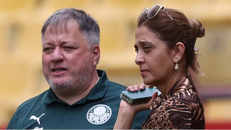 O diretor de futebol Anderson Barros e a presidente Leila Pereira (D), da SE Palmeiras, durante treinamento, no Estádio Monumental Isidro Romero Carbo, em Quayaquil. (Foto: Cesar Greco)
