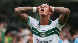 Alef Manga, do Coritiba, lamenta chance perdida durante partida contra o Azuriz no Couto Pereira pelo Paranaense 2023. Foto: Robson Mafra/AGIF