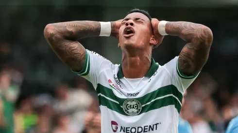 Alef Manga, do Coritiba, lamenta chance perdida durante partida contra o Azuriz no Couto Pereira pelo Paranaense 2023. Foto: Robson Mafra/AGIF