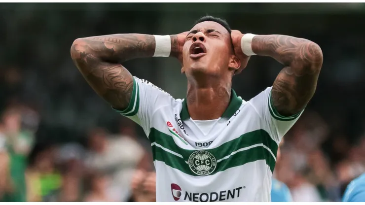 Alef Manga, do Coritiba, lamenta chance perdida durante partida contra o Azuriz no Couto Pereira pelo Paranaense 2023. Foto: Robson Mafra/AGIF