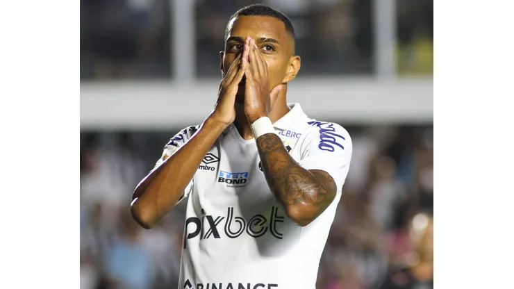 SP - Santos - 25/01/2023 - PAULISTA 2023 - SANTOS X AGUA SANTA - Lucas Pires jogador do Santos lamenta chance perdida durante partida contra o Agua Santa no estadio Vila Belmiro pelo campeonato Paulista 2023. Foto: Fernanda Luz/AGIF