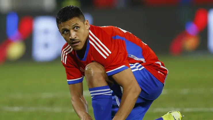 SANTIAGO, CHILE - MARCH 27: Alexis Sanchez (L) of Chile ties his shoes during international friendly match against Paraguay at Estadio Monumental David Arellano on March 27, 2023 in Santiago, Chile. (Photo by Marcelo Hernandez/Getty Images)