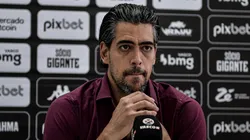 RJ - RIO DE JANEIRO - 13/07/2023 - VASCO, APRESENTACAO GARY MEDEL - O dirigente Paulo Bracks fala aos jornalistas durante apresentacao oficial de Gary Medel como jogador do Vasco em coletiva de imprensa realizada no CT Moacyr Barbosa. Foto: Thiago Ribeiro/AGIF