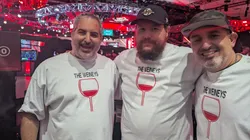 A torcida do "homem do vinho" (Foto: Reprodução Twitter oficial Matt Glantz @MattGlantz)